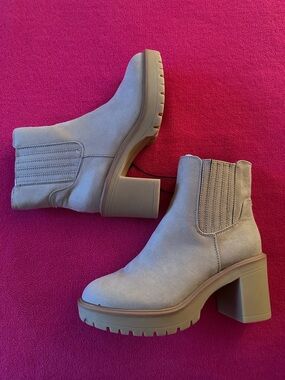 Universal Thread Women’s Beige Suede Katrina Boots